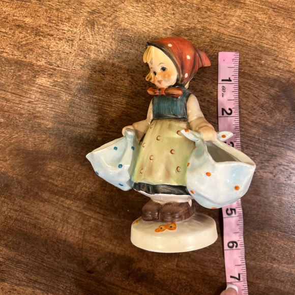 Goebel Hummel figurine titled "Mother's Darling" #175 - Picture 7 of 8